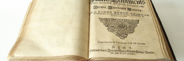 Ernsta Glika tulkotâs Bîbeles pirmizdevuma (1689. gads) eksemplârs no Latvijas Universitâtes Akadçmiskâs bibliotçkas krâjuma.